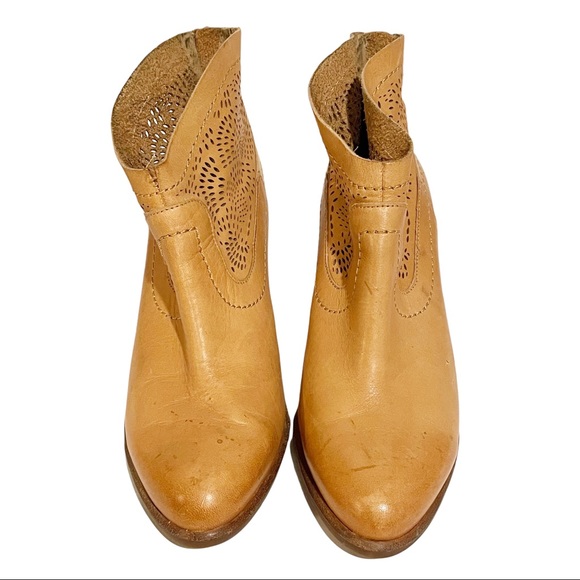 Ugg Size 9 Tan Thames Distressed Perforated Stacked Heel Leather Ankle Bootie - Picture 2 of 8